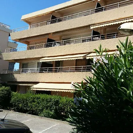 Eden Apartment *